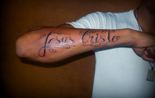Jesus fez uma tatuagem na coxa escrito que ele é o Rei dos reis?