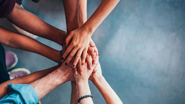 Um ao outro ajudou... Veja porque Isaías 41:6 não está ensinando sobre ajudar o próximo