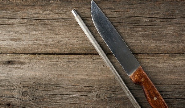 O que significa o ferro com ferro se afia em provérbios?